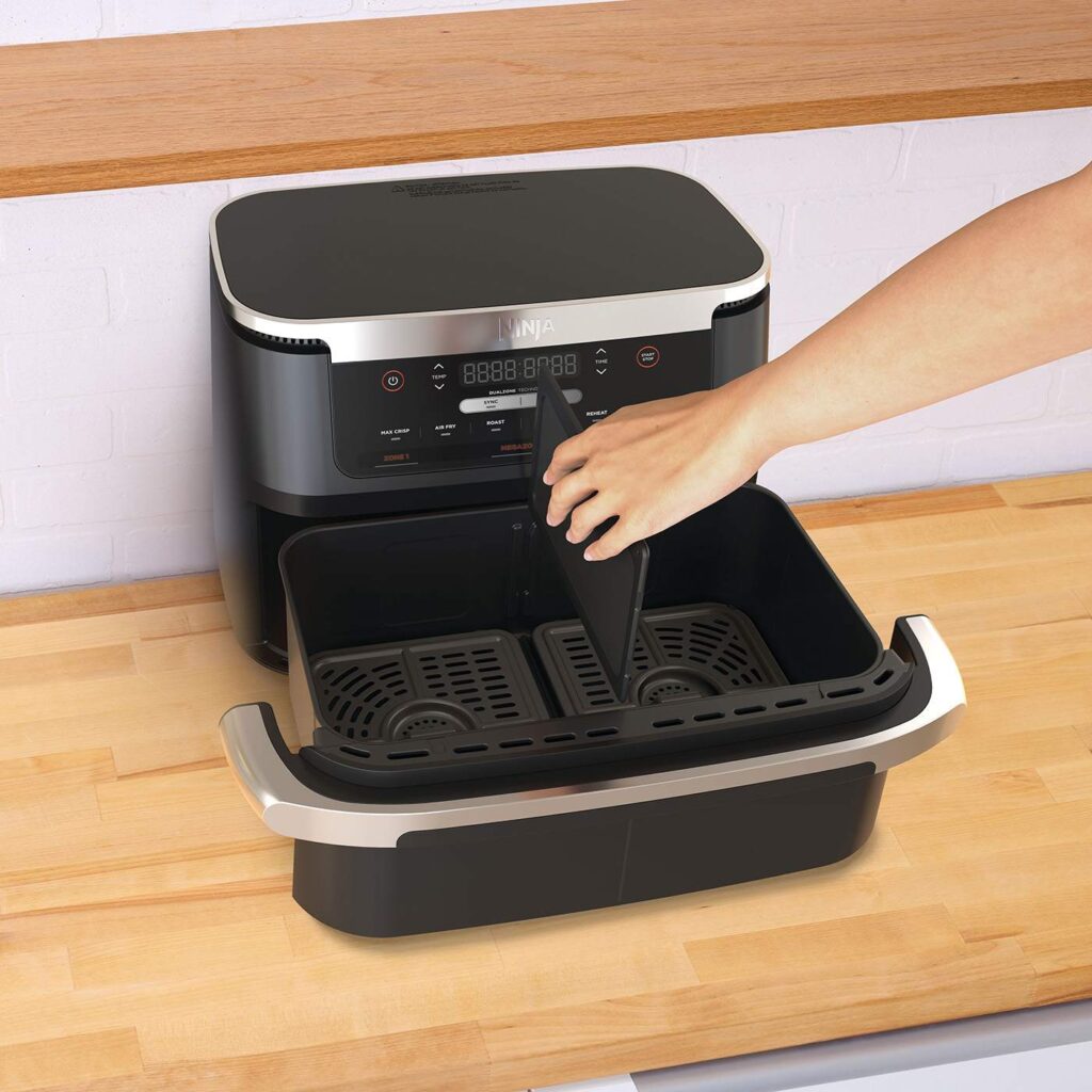 Ninja AF550EU InUse Kitchen OnCounter Divider Woman