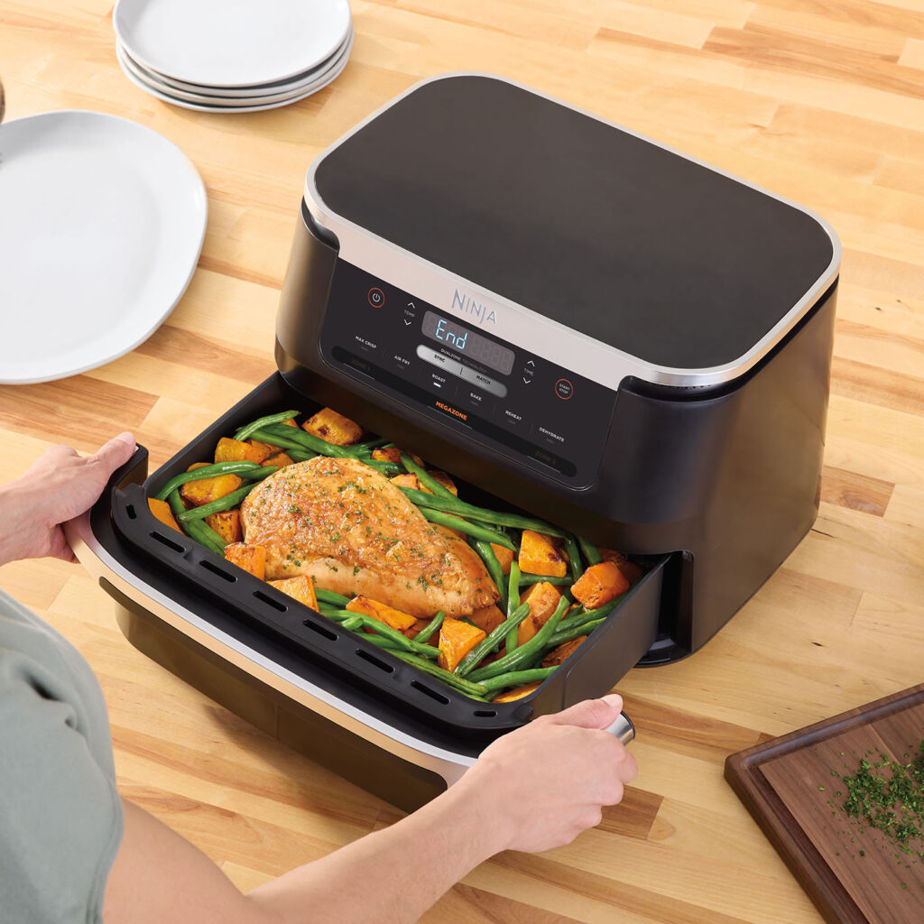 Ninja AF550EU InUse Kitcken Island Flex Basket Turkey Breast Woman copy