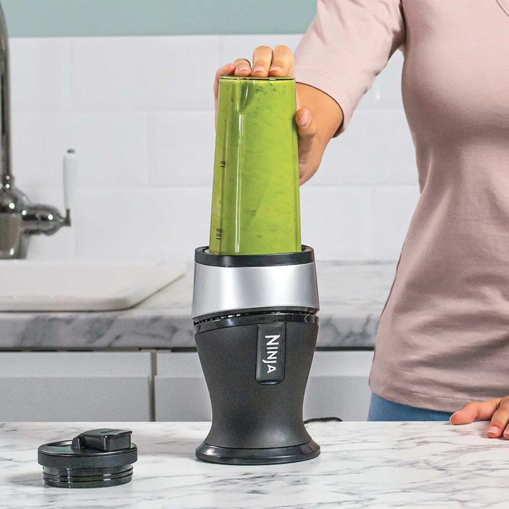 Ninja Smoothie Maker QB3001UKS Blending Smoothie close c2upmn