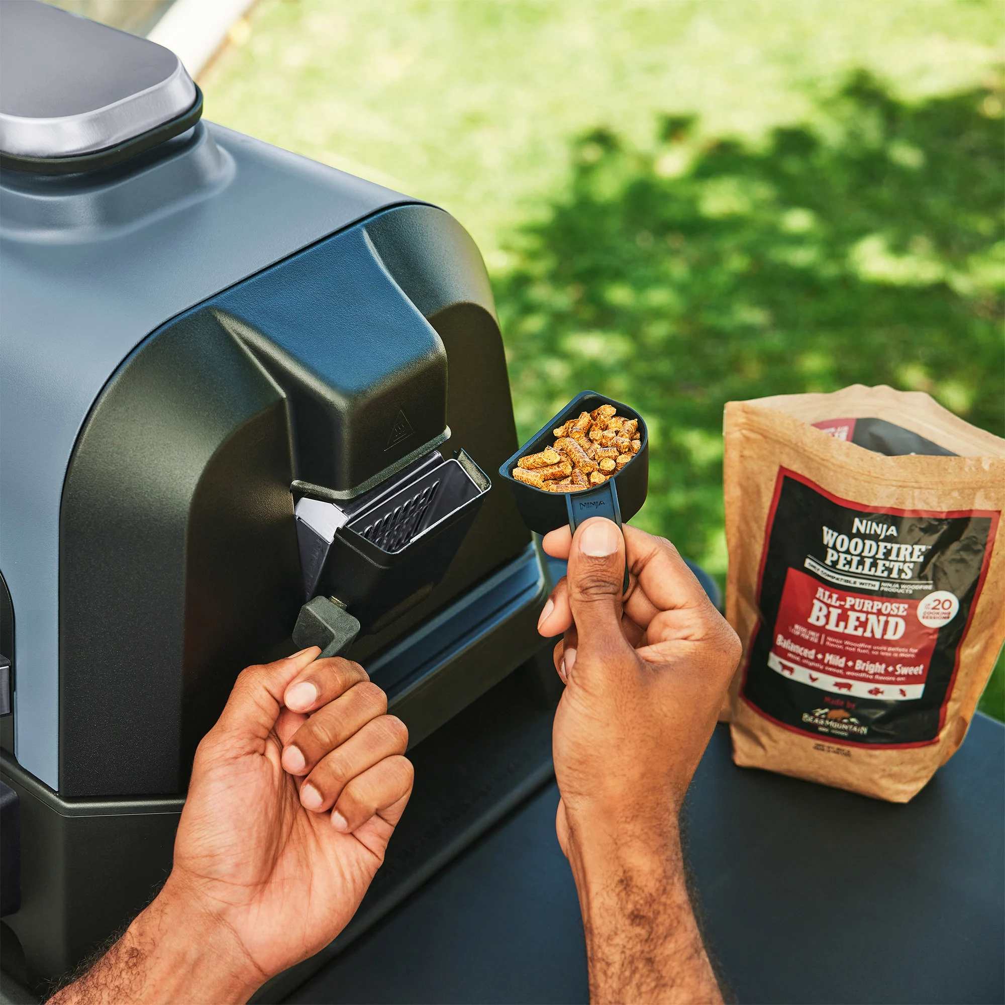 Ninja R O901UK EU OG951 InUse loading pellets 0348 RGB